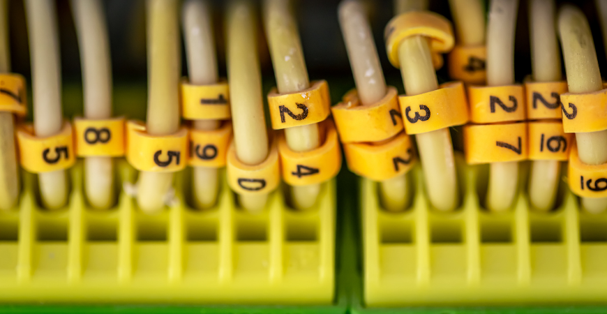 Imagem de cabos elétricos com foco em durabilidade